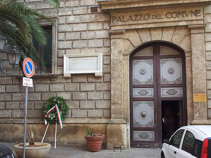 Palazzo Comunale di Carini con ghirlanda